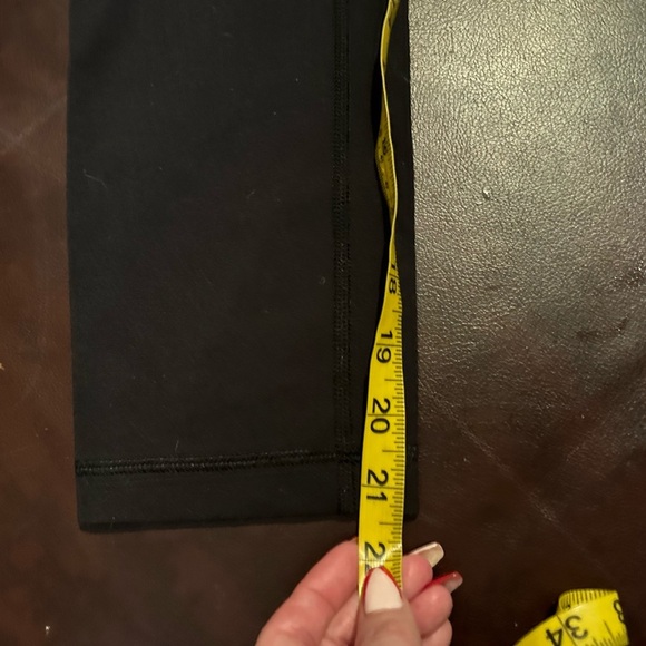 Lululemon crops - Picture 7 of 9